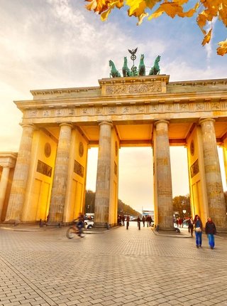 Brandenburger Tor mit Quadriga in Berlin in herbstlichem Gegenlicht