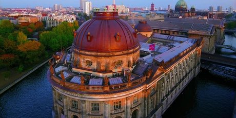 Cúpula del Bode-Museum en la parte norte de la Isla de los Museos