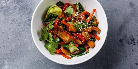 Piatto con verdure, coriandolo e semi di sesamo 