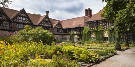 Im Schloss Cecilienhof im Neuen Garten Potsdam fand 1945 die Potsdamer Konferenz statt