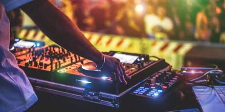 DJ am Mischpult