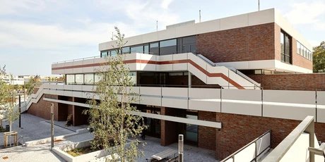 La Kunsthaus MINSK di Potsdam con il piazzale antistante