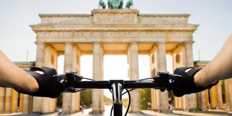 Fahrradfahrer in Berlin am Brandenburger Tor