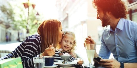 Familie im Cafe Sommer
