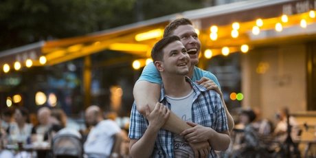 Schwules Pärchen unterwegs in Berlin-Schöneberg