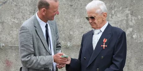 Jürgen Litfin bei der Schlüsselübergabe der Gedenkstätte an die Stiftung Berliner Mauer 2017