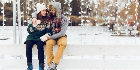 Un couple patineur à glace