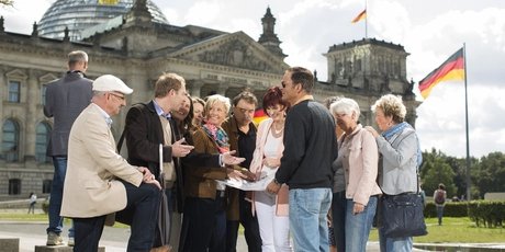Gruppenreise nach Berlin - Führung vor dem Reichstag