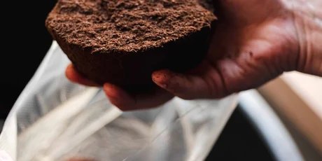 Kaffeesatz für die Herstellung der Kaffeeform Becher