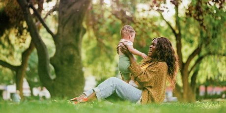 Kleinkind mit Mutter im Park 