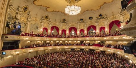 Gefüllter Saal der Berliner Veranstaltungsstätte Komische Oper