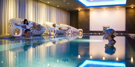 Relaxen im Pool im Holmes Place SPA am Potsdamer Platz in Berlin