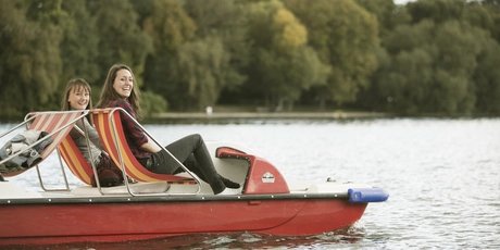 Frauenpärchen beim Tretbootfahren