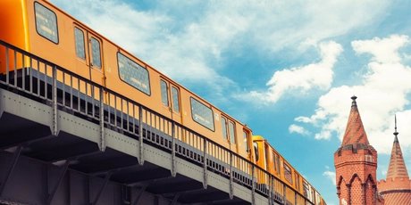 Kreuzberg: U-Bahn an der Oberbaumbrücke in Berlin