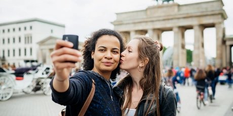 Lesbisches Paar macht Selfie vorm Brandenburger Tor