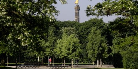 Columna de la victoria de Berlín en el Tiergarten de verano