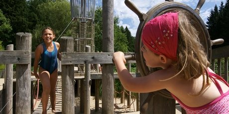 Zwei Mädchen auf dem Spielplatz 