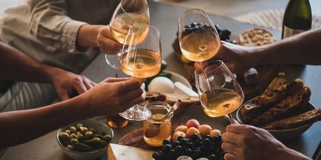 Anstoßen mit Wein