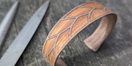 Hölzerner Armreif vom WerksAtelier