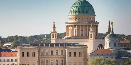Blick über die Freundschaftsinsel auf das Museum