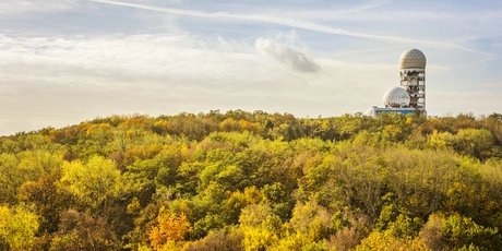 Blick auf den Teufelsberg vom Drachenberg im Grunewald Berlin