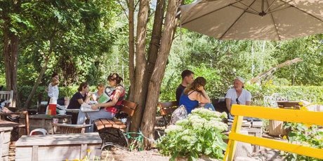 Café Eule en el verde Gleisdreieckpark