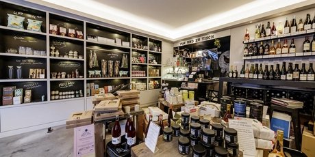 Interior Von und zu Tisch with food and wine from all over the world