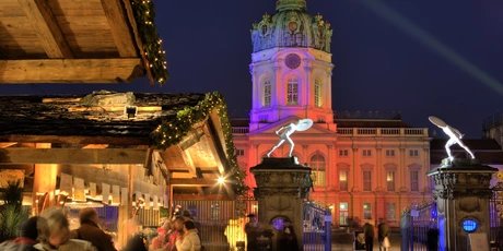 Mercatino di Natale davanti al Palazzo di Charlottenburg a Berlino