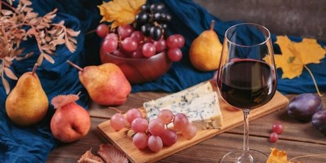 Wein mit Käse und Früchten