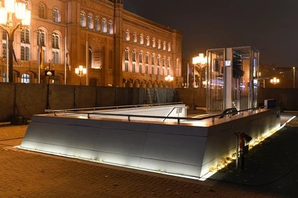 Direkt vor dem Roten Rathaus: Aufgang der U5 Station Berliner Rathaus