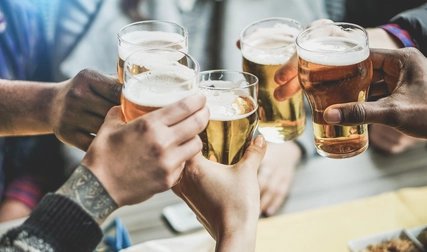 Freunde stoßen im Biergarten an