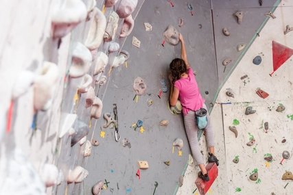 Kletterin in Boulderhalle