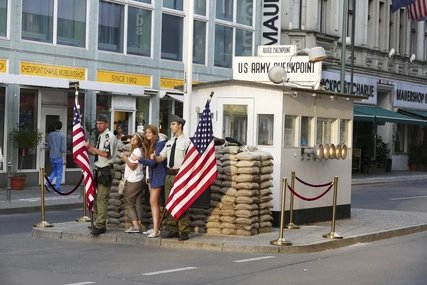 Touristen am Checkpoint Charlie in Berlin Friedrichstraße