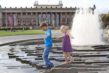 Kinder am Springbrunnen 