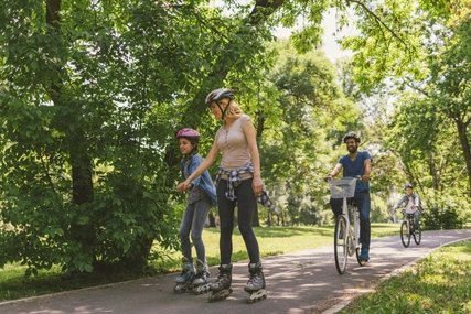 Familie fährt Inlineskates im Park