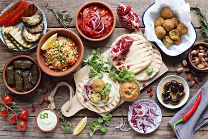 Esstisch mit arabischen und mediterranen Spezialitäten