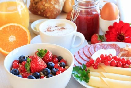 Gedeckter Frühstückstisch