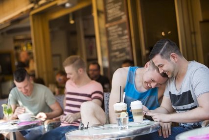 Schwules Pärchen unterwegs in Berlin-Schöneberg