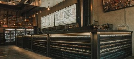 Tresenbereich der BrewDog Brauerei in Berlin