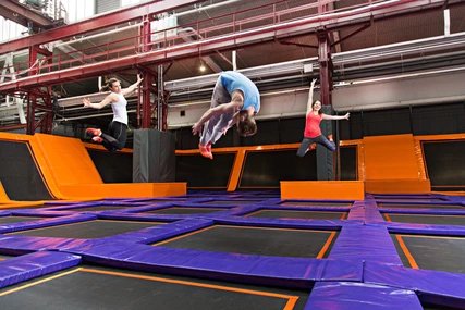 JUMPHouseBerlin - Trampoline mit Springern - Innenansicht