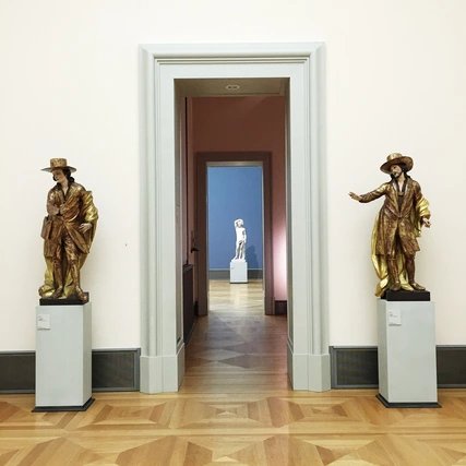 Bode Museum Eingangsbereich mit zwei Figuren