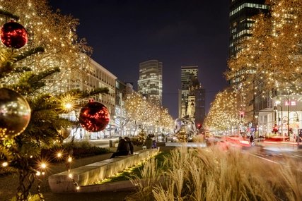 Der weihnachtlich geschmückte Kurfürstendamm in Berlin