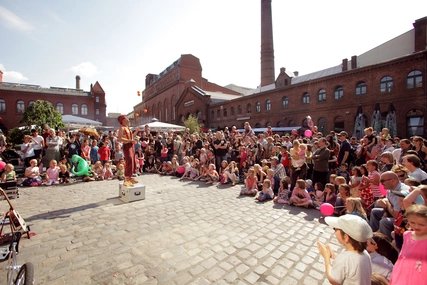 Clown jongliert beim Sommerfest in der Kulturbrauerei in Berlin Prenzlauer Berg