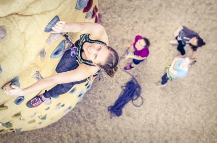 Magic Mountain Kletterhalle: Frau hoch oben am Kletterturm