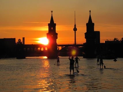 Nalani Sup-Surfing auf der Spree
