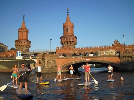 Nalani Sup-Surfing auf der Spree