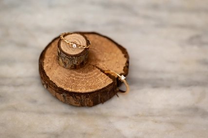 Zwei Ringe aus Gold und Fairtrade-Edelsteinen von Oronda