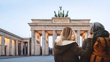 Junges Paar beim Sightseeing am Brandenburger Tor im Winter