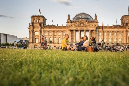 Picnic al Reichstag di Berlino alla luce del sole della sera