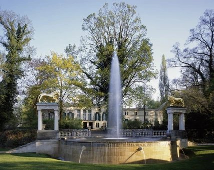 Berlin, Schlossgarten Glienicke, Blick über die Löwenfontäne zum Schloss.